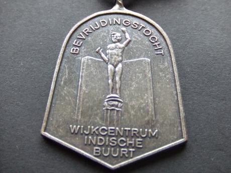 Bevrijdingstocht wijkcentrum Indische Buurt standbeeld